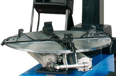 Adjustable rim clamping jaws on the Hofmann Monty 3550EM-SS providing secure wheel centering and stable clamping during tire service