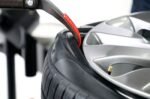 PowerMONT bead assist tool on the Hofmann Monty 1675-SS guiding the tire bead over the rim while protecting wheel finishes