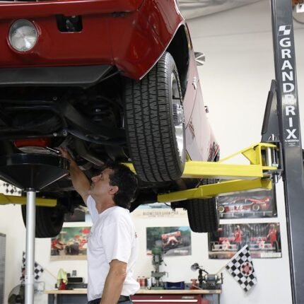 GrandPrix Two Post Car Lift With Oil Draining Service