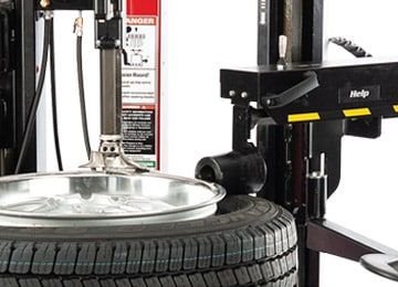 Power Taper Roller assist on the Hofmann Monty 3550EM-SS guiding the tire bead over the rim while protecting wheel finishes