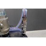 Detail view of the Ranger RD-20SE oil drain’s quick-disconnect fitting and reinforced evacuation hose for fast and secure fluid discharge
